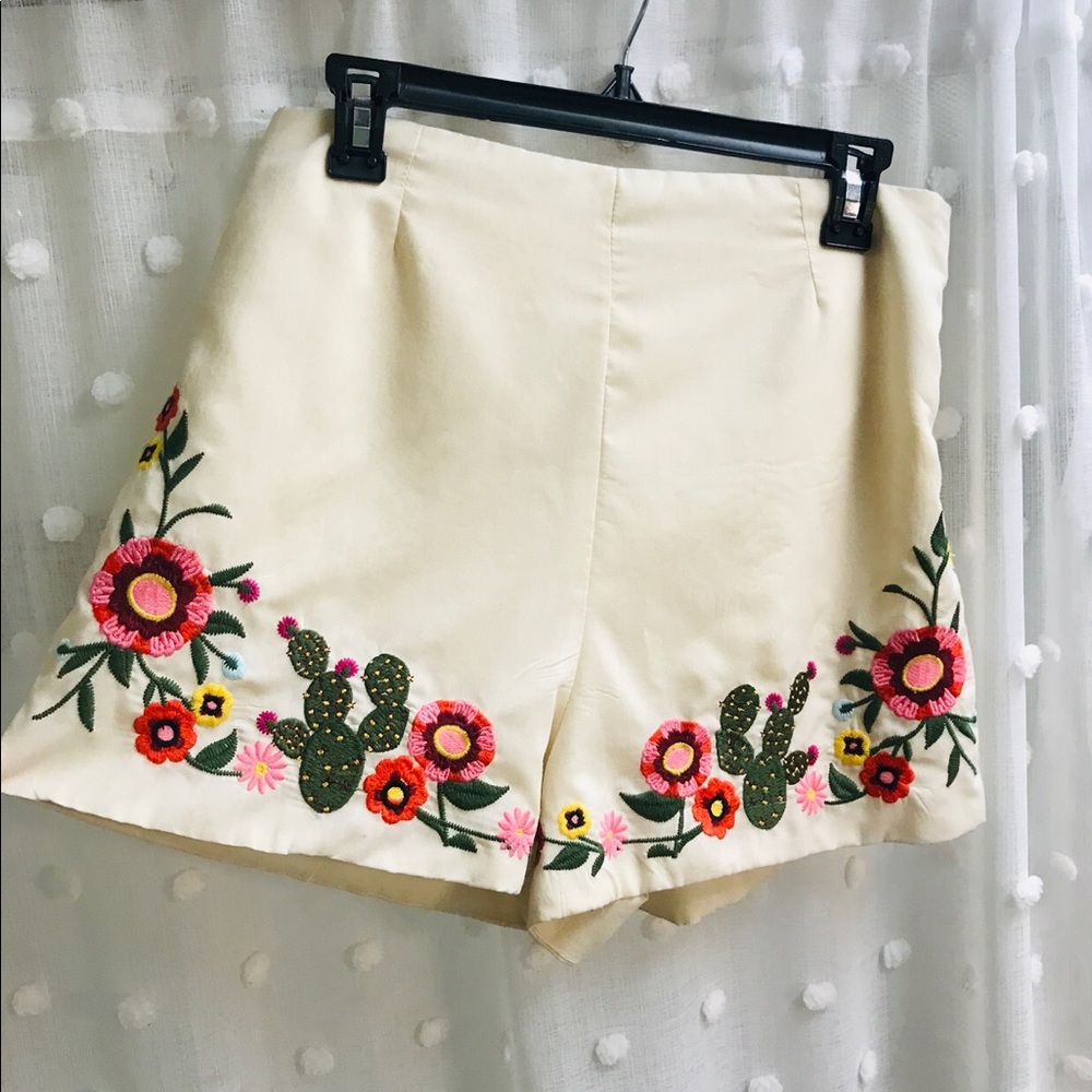 Gianni Bini Cream Shorts
